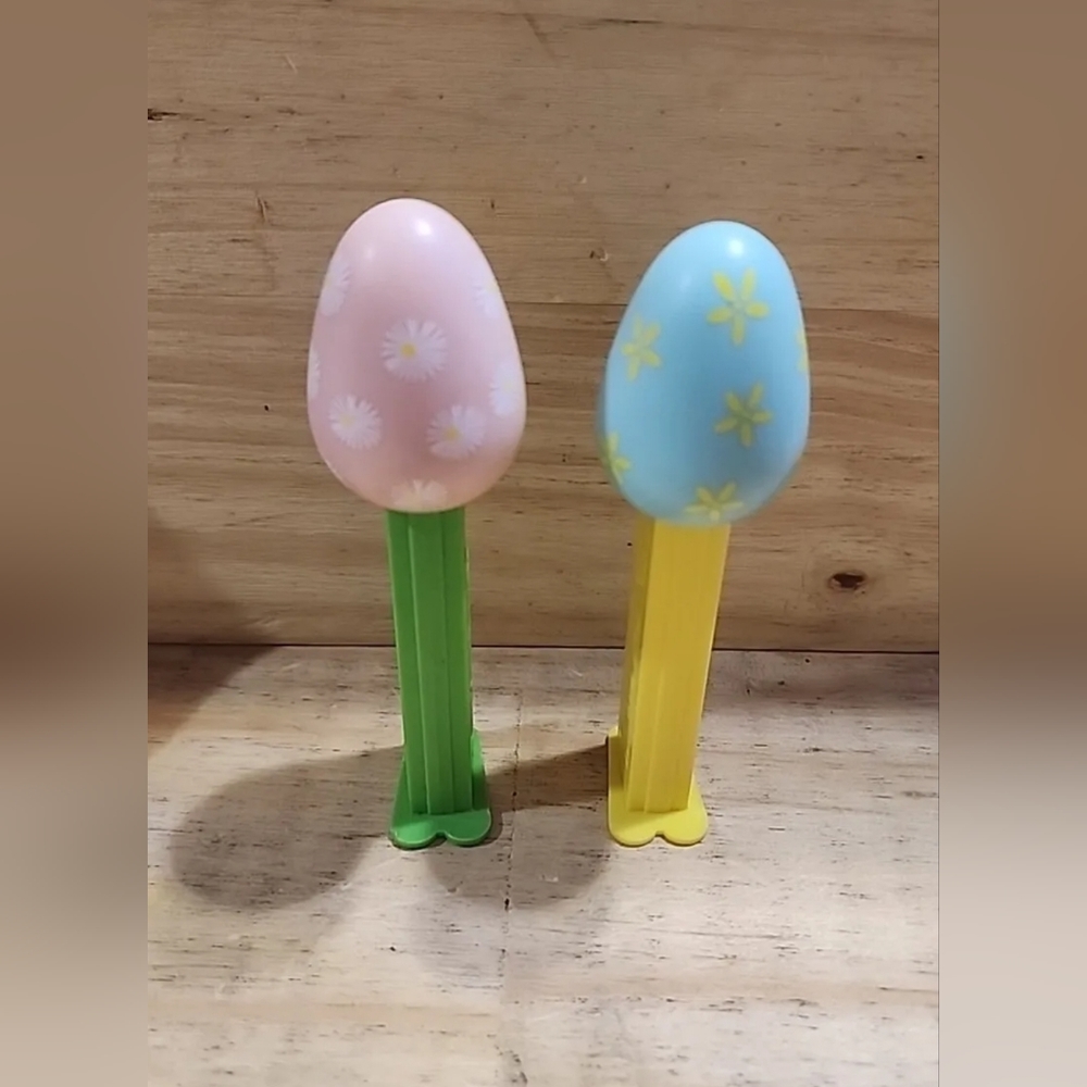 Pez Blue & Pink Easter Egg Daisy Pez Candy Dispenser Yellow Stem